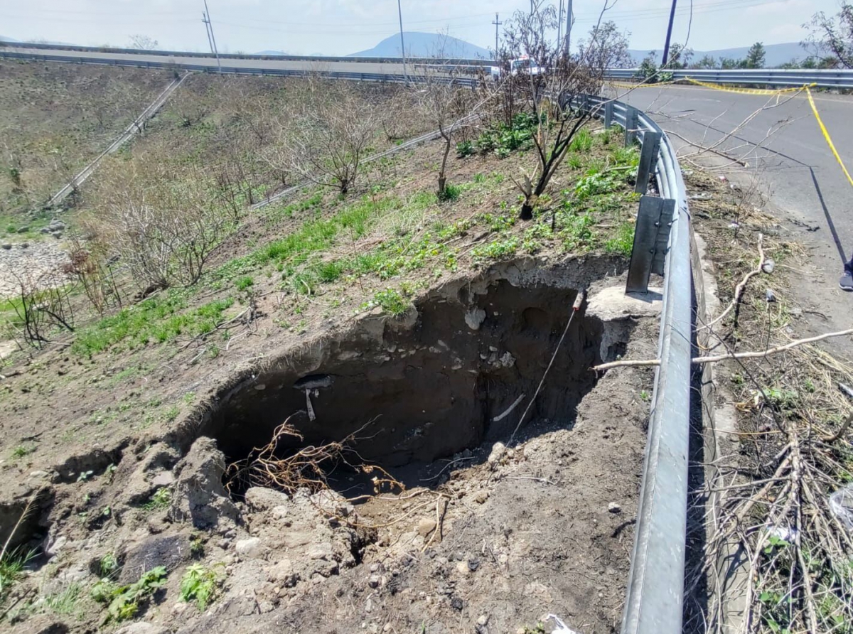 Hundimiento en carretera Atlixco-Izúcar de Matamoros 